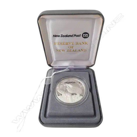 CASED N.Z. 1984 CHATHAM ISLAND BLACK ROBIN .925 SILVER PROOF $1 COIN 27.216gms