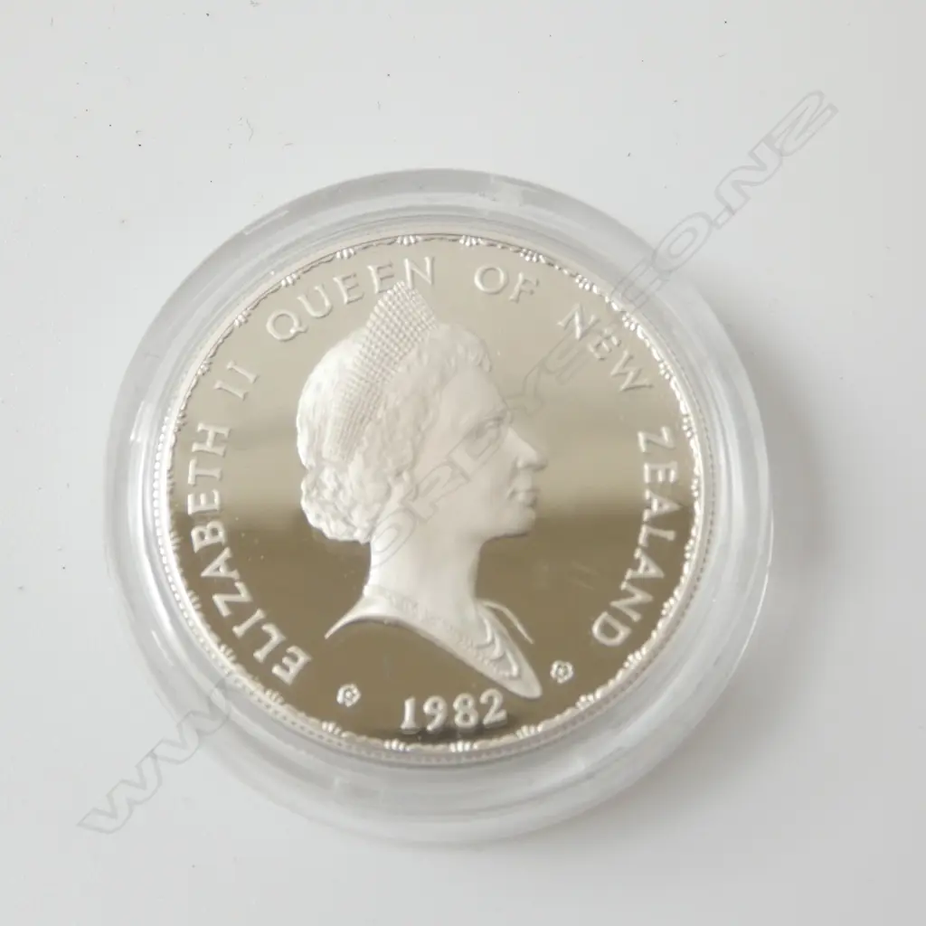 CASED N.Z. 1982 TAKAHE .925 SILVER PROOF $1 COIN 27.216gms Image 1++