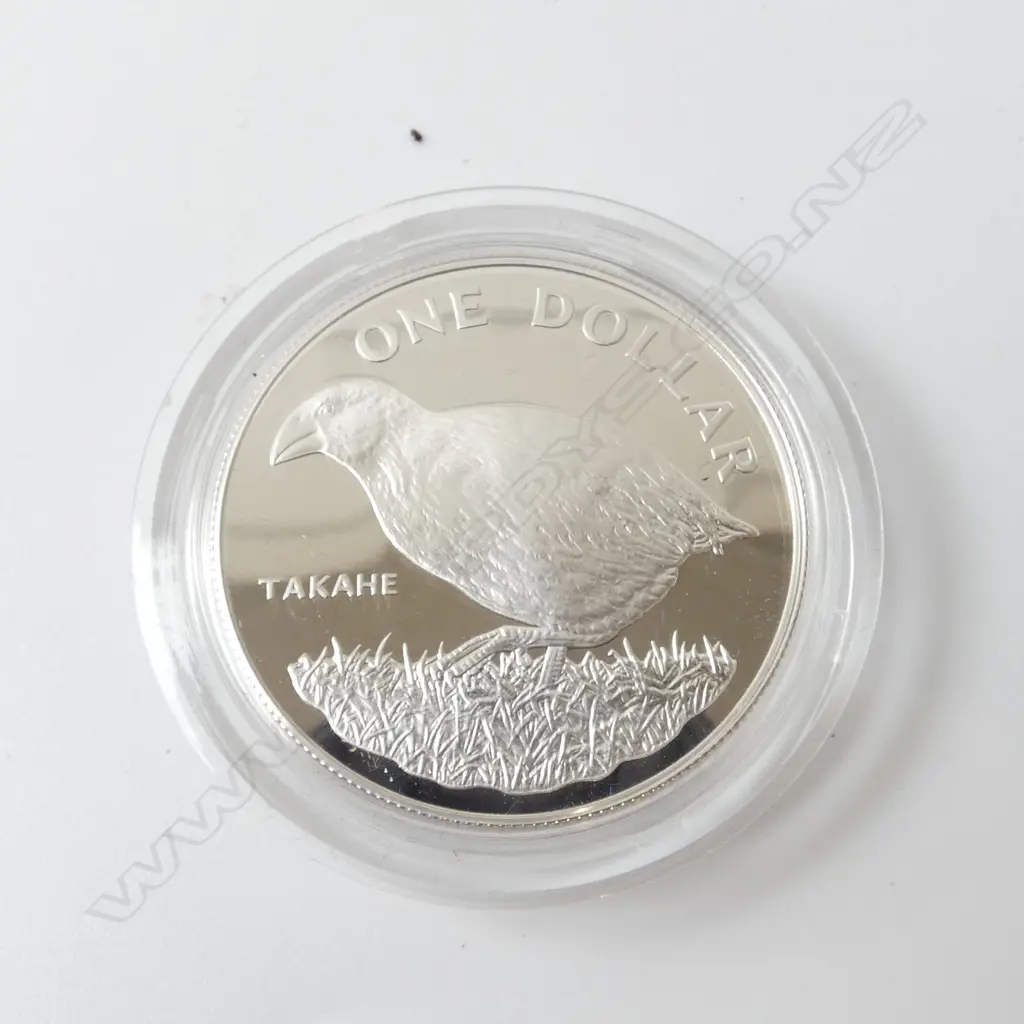 CASED N.Z. 1982 TAKAHE .925 SILVER PROOF $1 COIN 27.216gms Image 1++