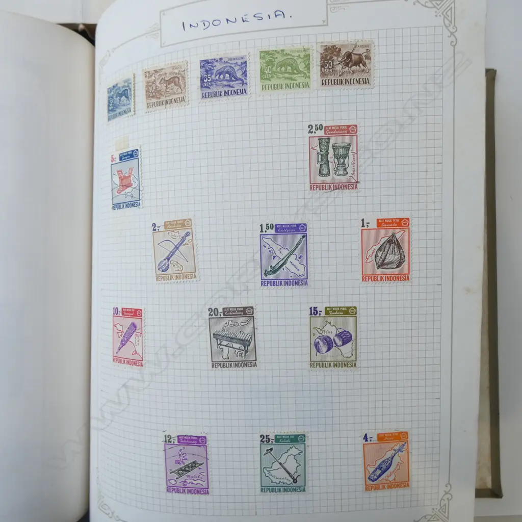 3 STAMP ALBUMS + BOOK OF HONG KONG STAMPS Image 1++