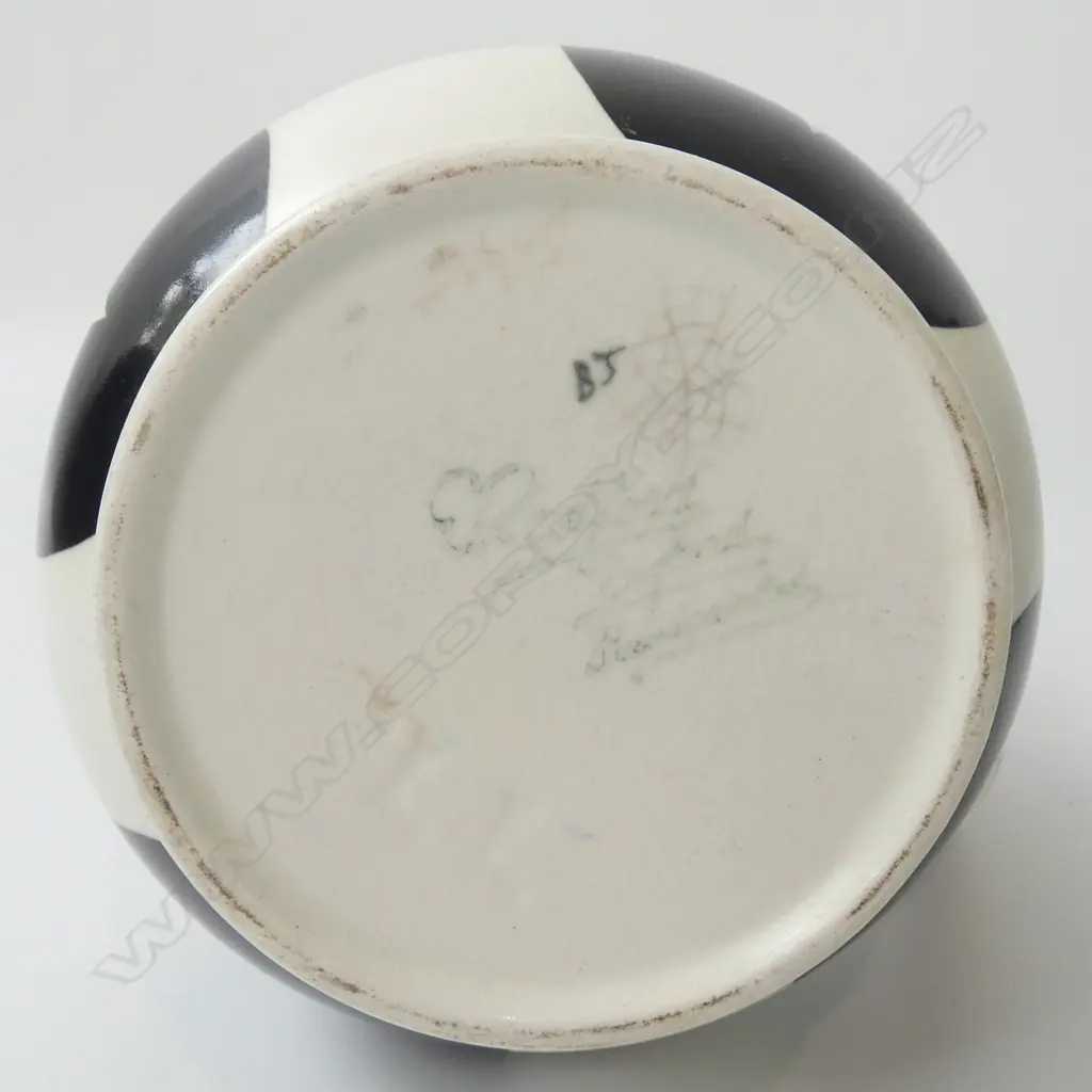 RADFORD HAND-POTTED B/W PAINTED JUG H.190mm  Image 1++