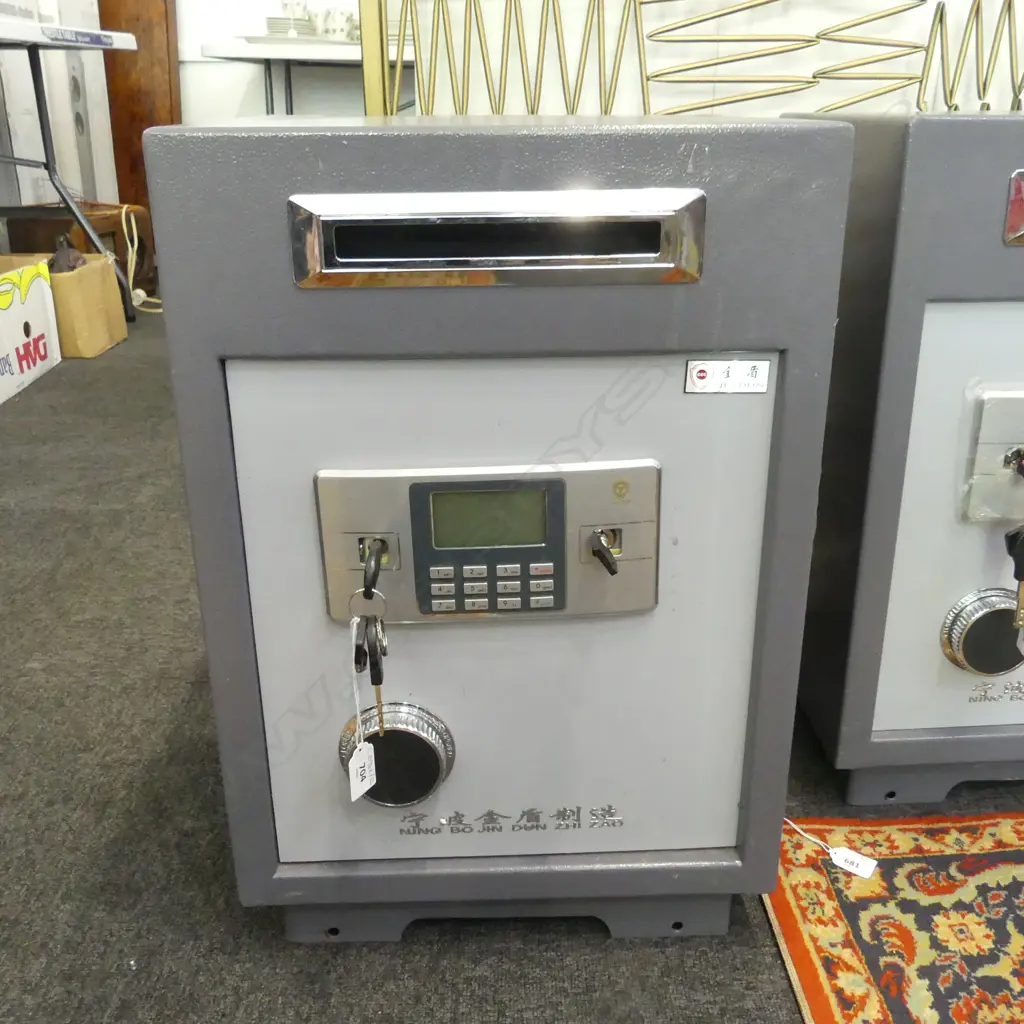 CHINESE 'JIN DUN' SAFE 390x345x585mm Image 1++