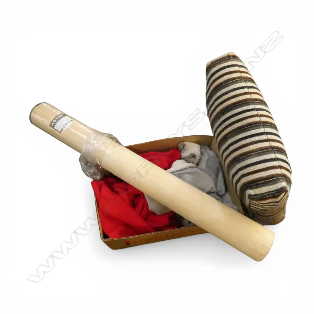 2 BLANKETS + CUSHION & NATURAL FIBERS WALLCOVERING Image 1++