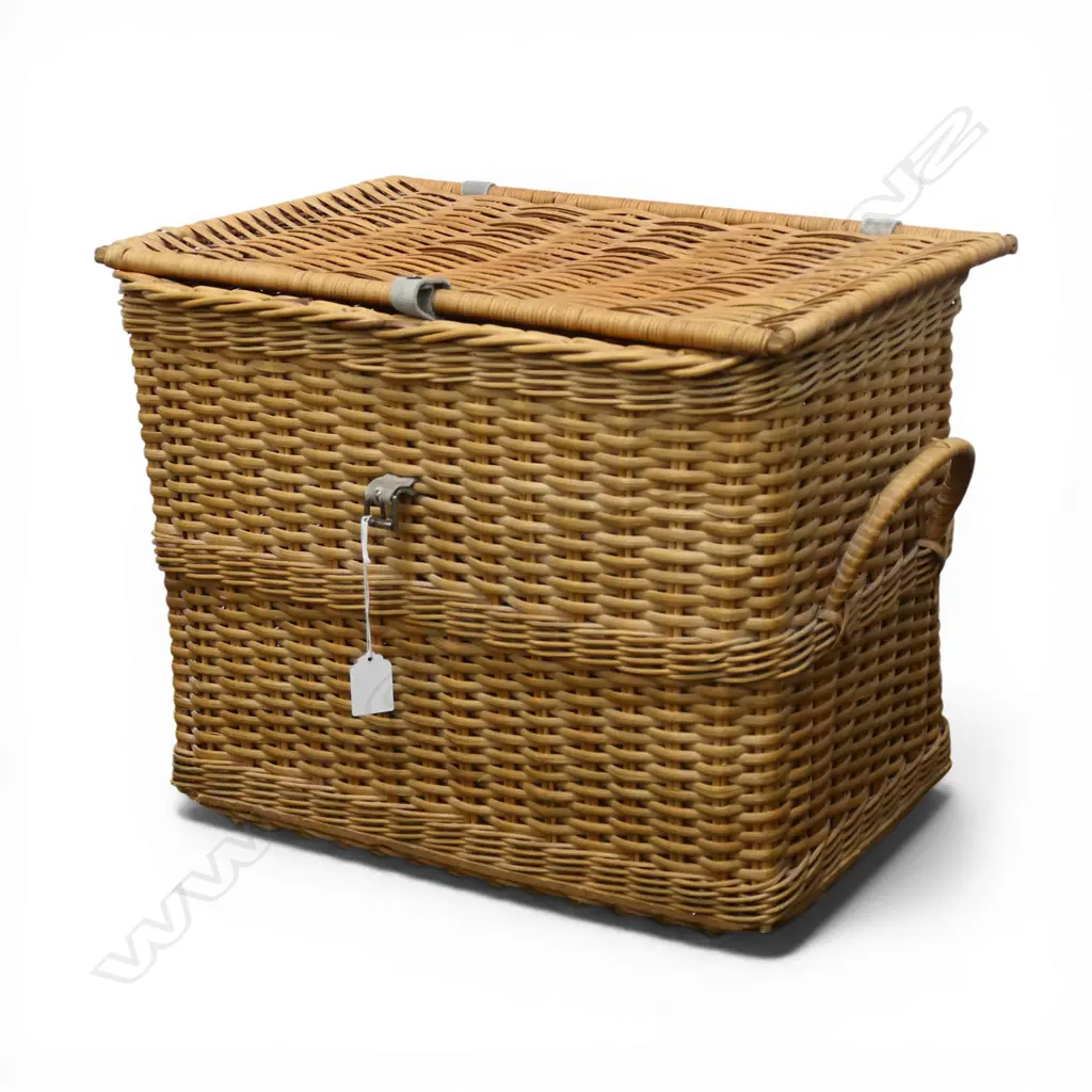 CANE LIDDED BASKET 460x330x355mm Image 1++