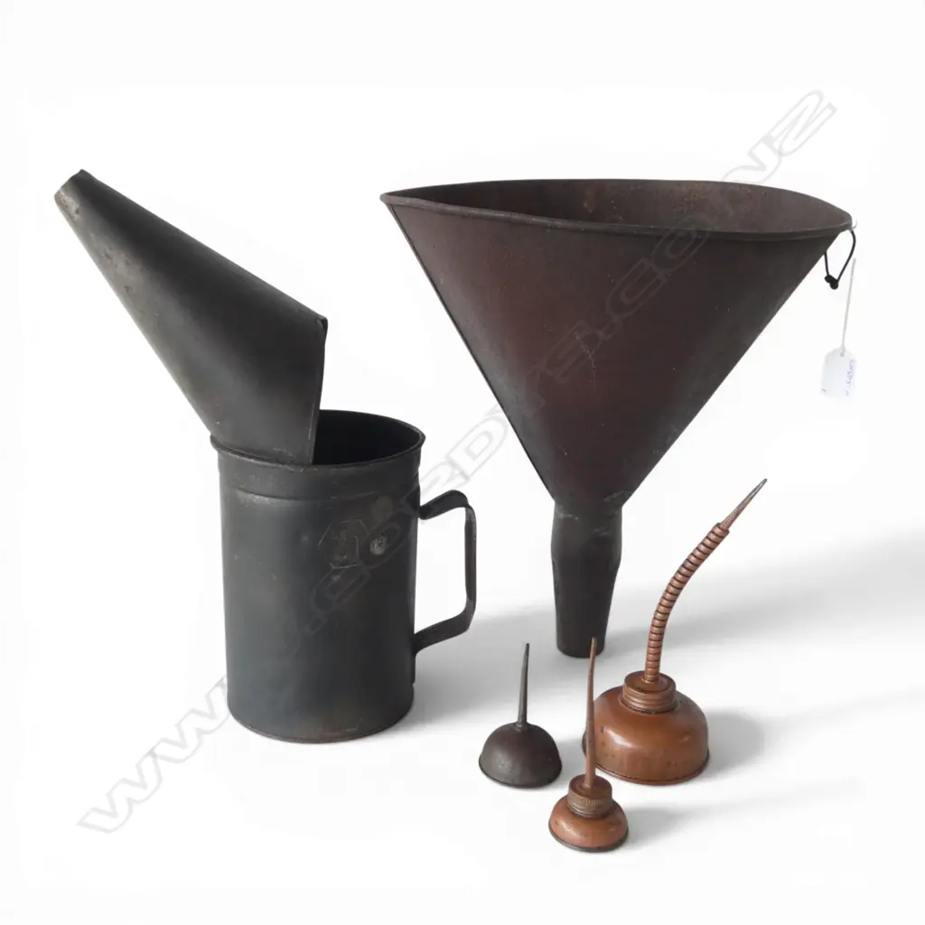 ASST. OIL CANS + RAILWAY LOCO OIL FUNNEL Image 1++