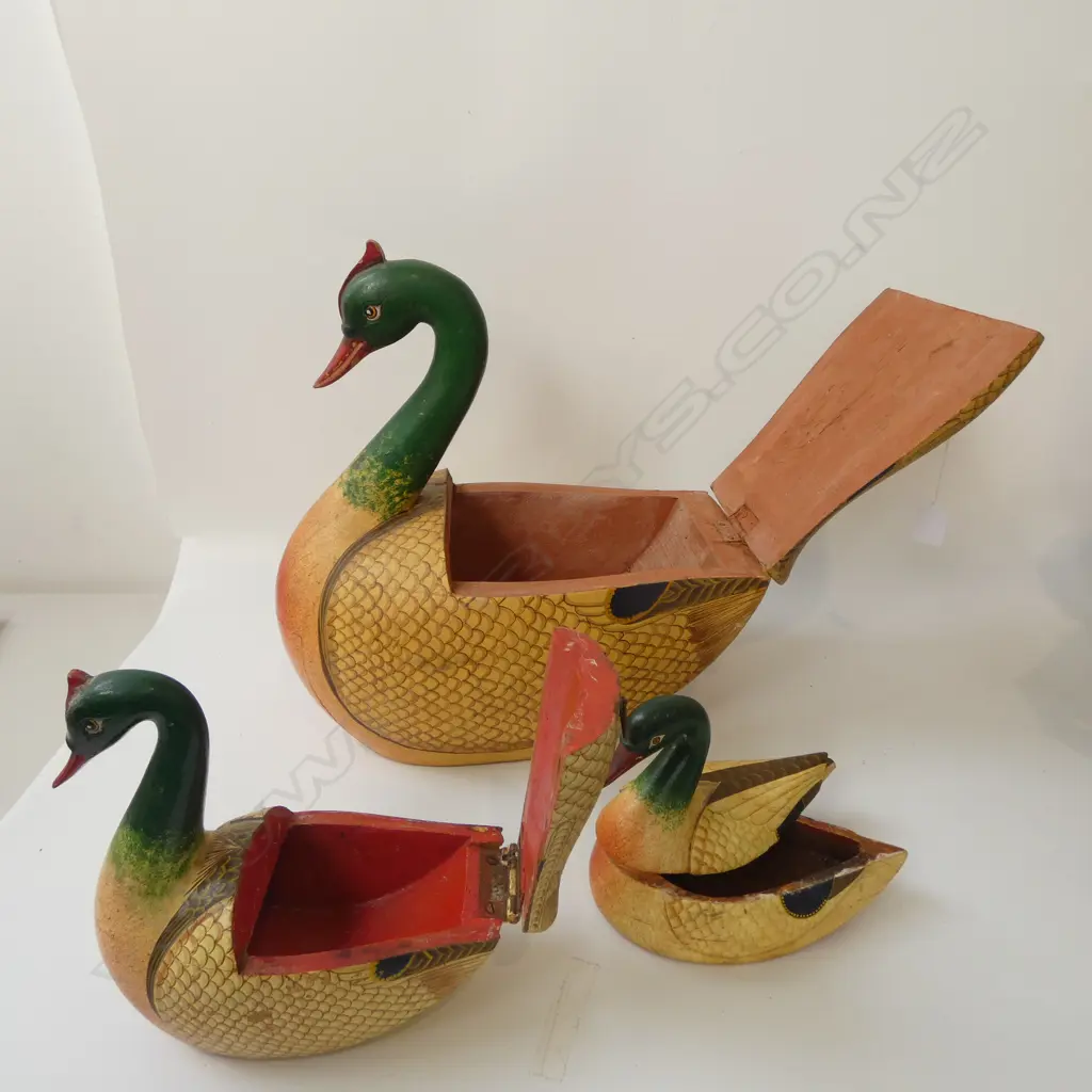 3 DUCK FORM LIDDED ORNAMENTS H.380mm Image 1++