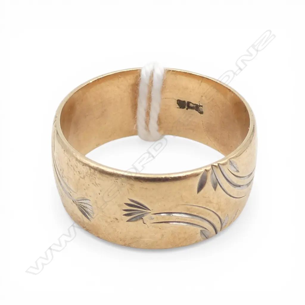 VINTAGE 9ct GOLD WIDE BAND RING engraved 6.2gms SIZE P1/2 Image 1++
