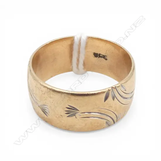 VINTAGE 9ct GOLD WIDE BAND RING engraved 6.2gms SIZE P1/2