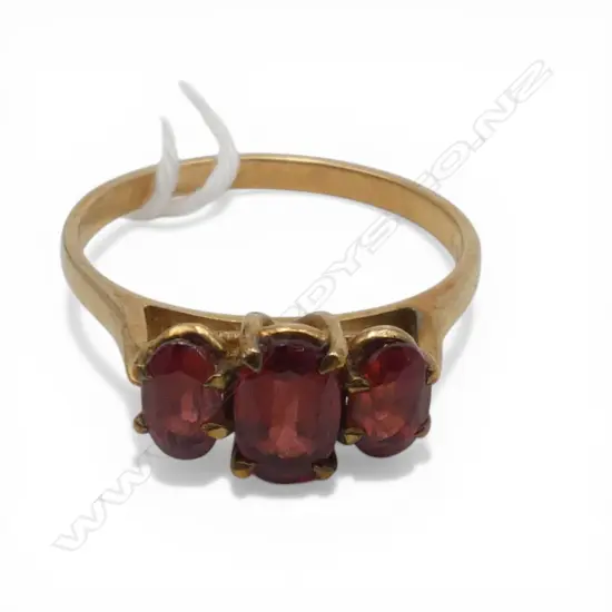9ct GOLD VINTAGE 3 GARNET RING 2gms SIZE N