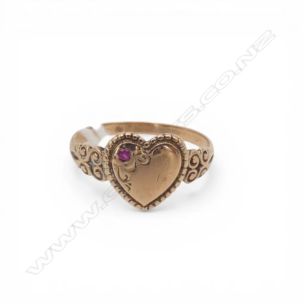 VINTAGE 9ct GOLD HEART SIGNET RING 1.3gms SIZE L Image 1++