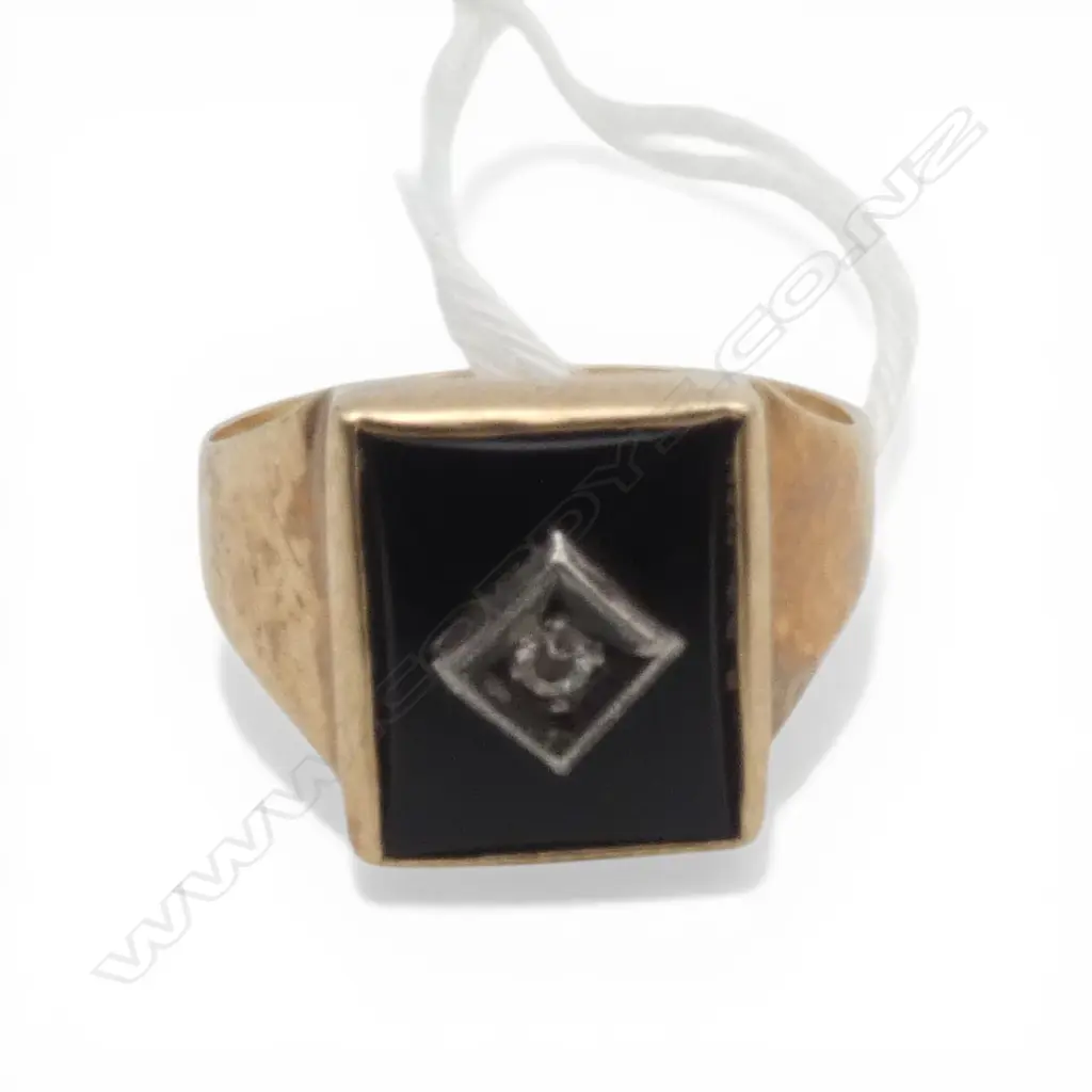 SMALL ONYX & DIAMOND SIGNET RING, 3.03gm SIZE J Image 1++