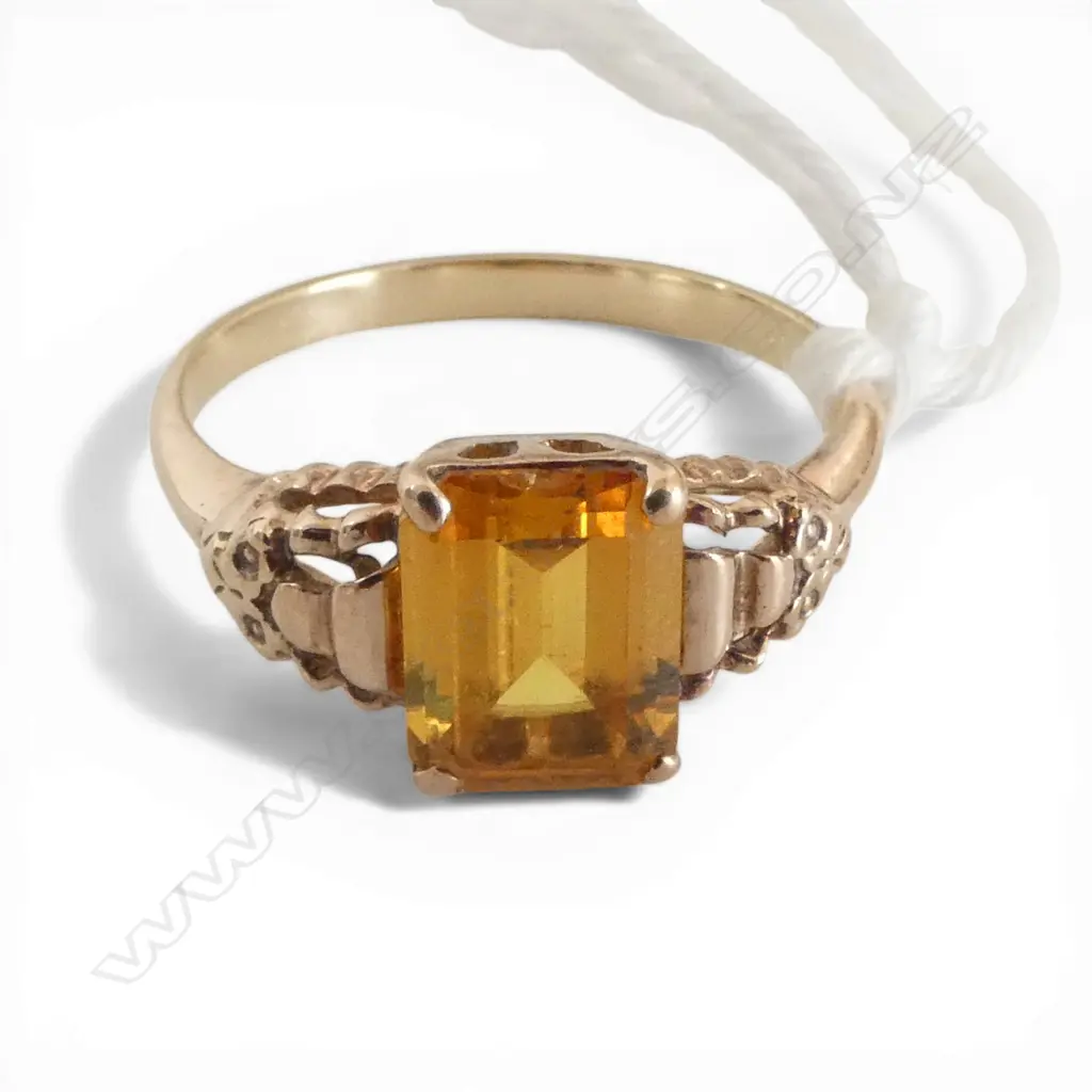 9ct GOLD & SYN SAPPHIRE RING small flaw to stone 2.15gms SIZE N Image 1++