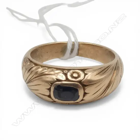 14ct & SAPPHIRE RING, 10.2gms SIZE R. Some wear to top of stone