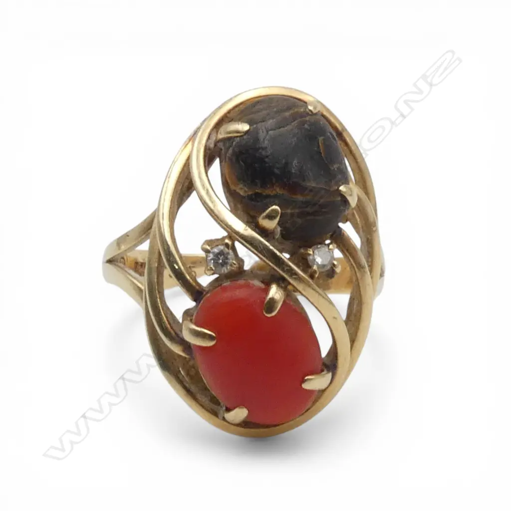 14ct GOLD CORAL & DIAMOND RING, 4gm SIZE M Image 1++