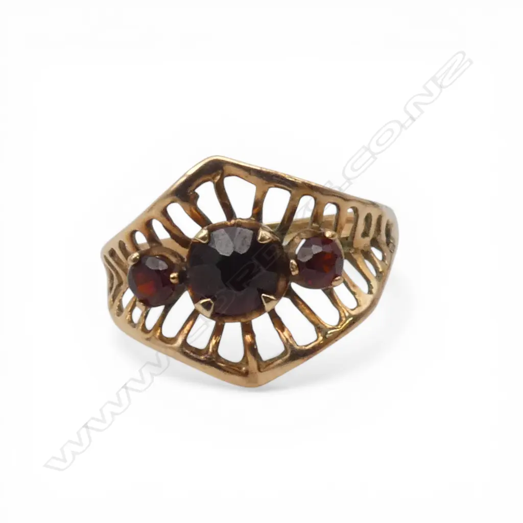 9ct GOLD VINTAGE 3 GARNET RING 2.7gms SIZE T Image 1++