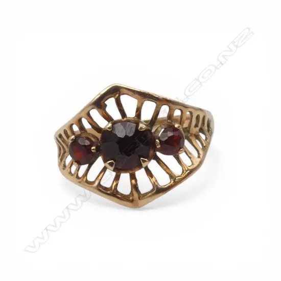 9ct GOLD VINTAGE 3 GARNET RING 2.7gms SIZE T