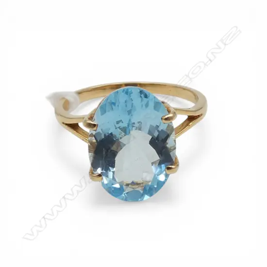 14ct GOLD BLUE TOPAZ RING  (as new) SIZE P1/2