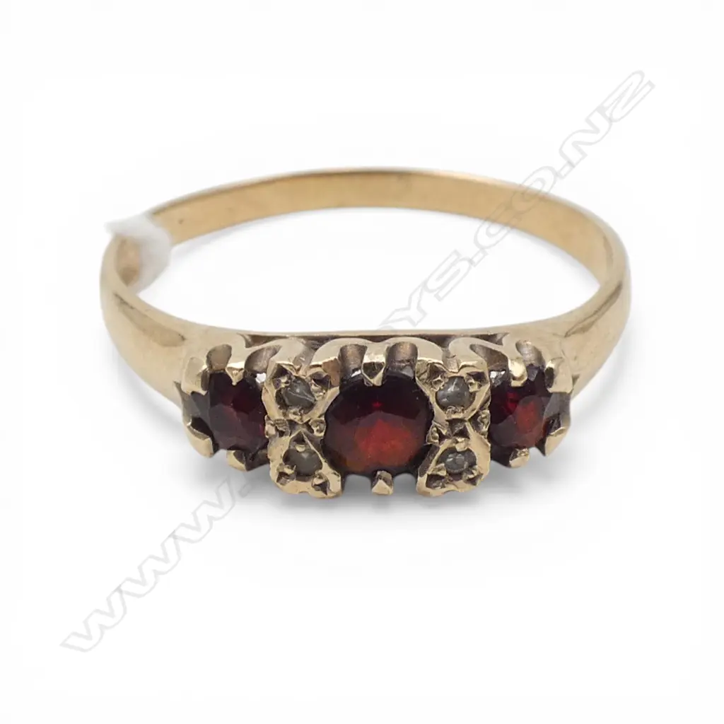 9ct GOLD GARNET & DIAMOND RING 2.38gms SIZE U Image 1++