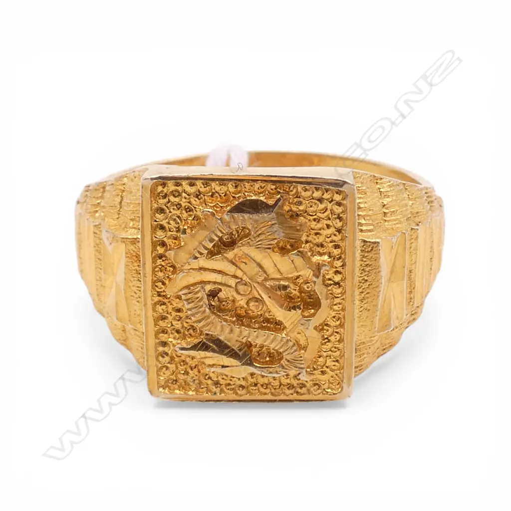 18ct BRIGHT YELLOW GOLD DRAGON SIGNET RING 4.8gms SIZE R Image 1++