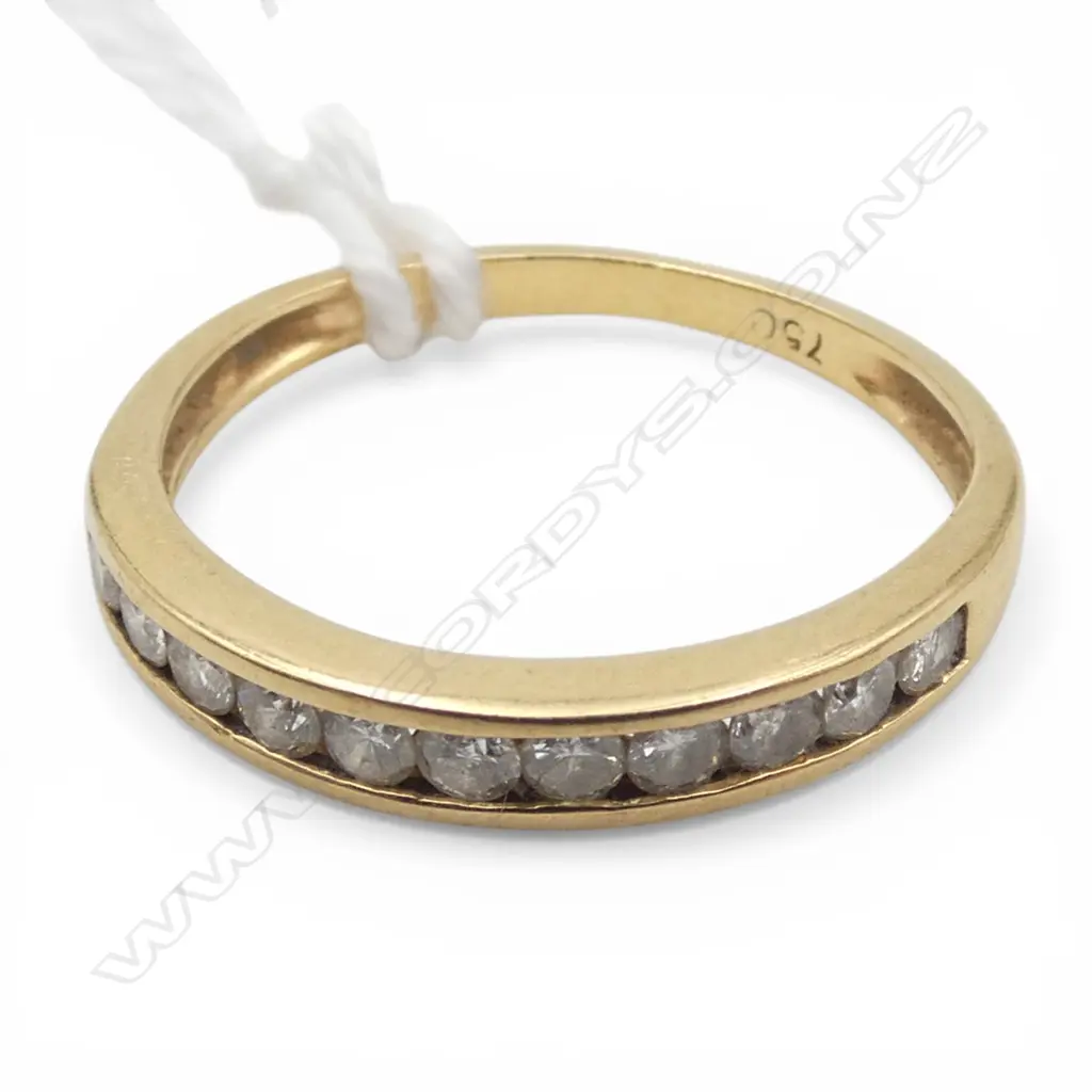 18ct GOLD 11 DIAMOND BAND RING channel set 1.7gms SIZE J Image 1++