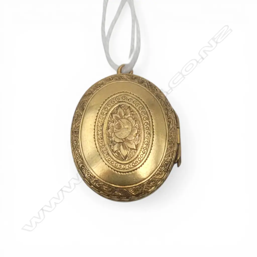 LATE VICTORIAN 15/18 GOLD LOCKET with 2 internal plated sections 6.17gms Image 1++