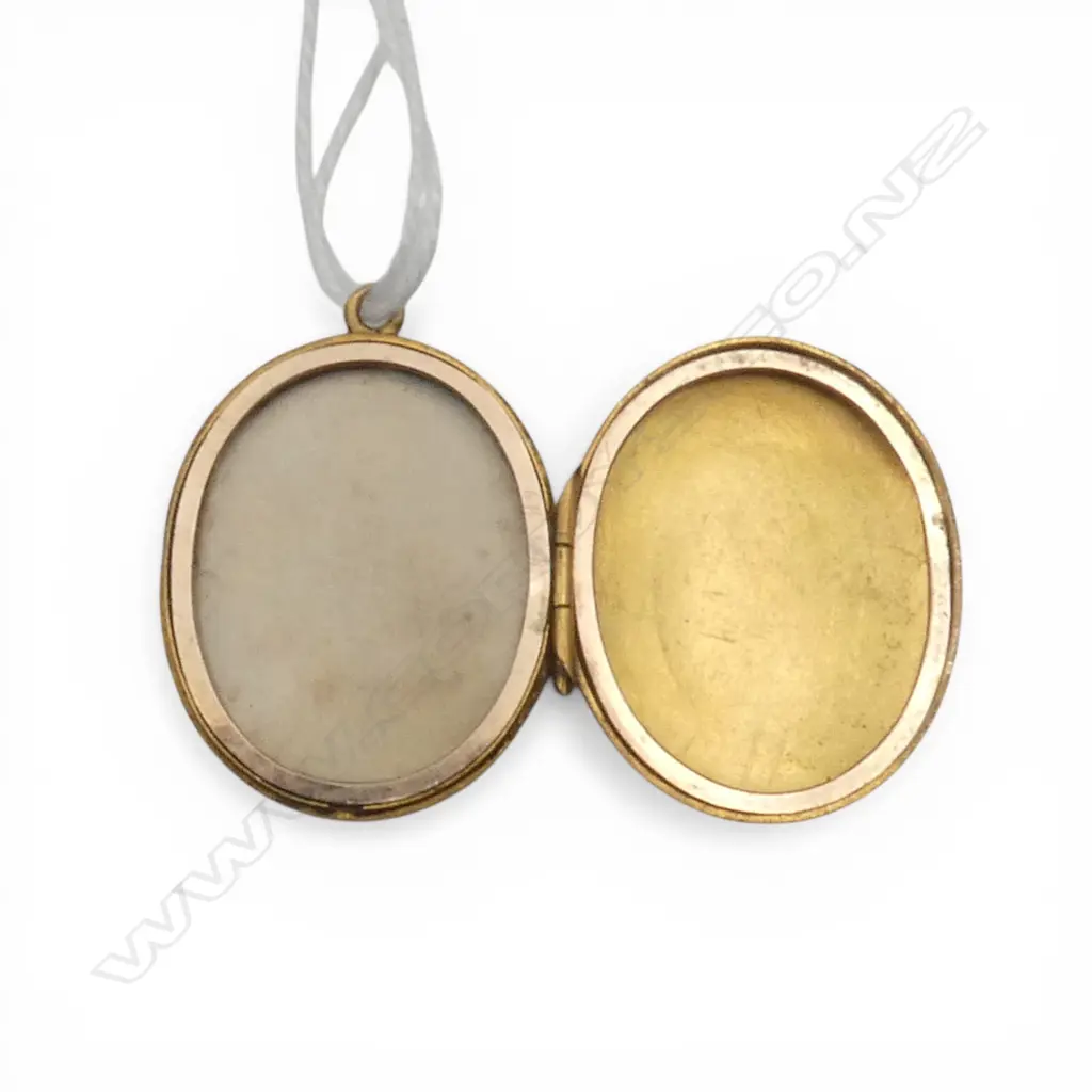 LATE VICTORIAN 15/18 GOLD LOCKET with 2 internal plated sections 6.17gms Image 1++