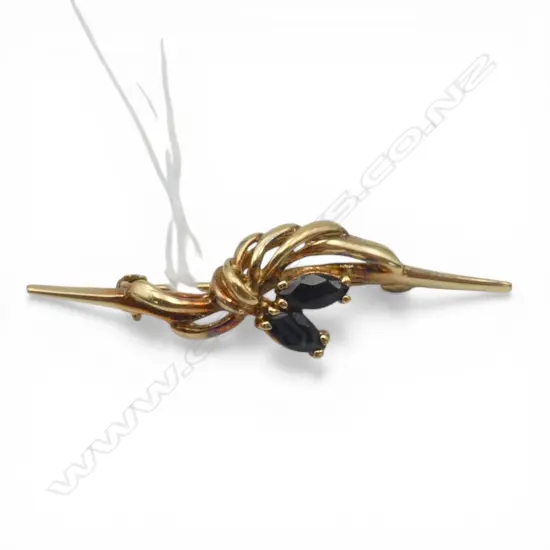 GOLD PLATED & SAPPHIRE BROOCH, 2.76gm, metal pin