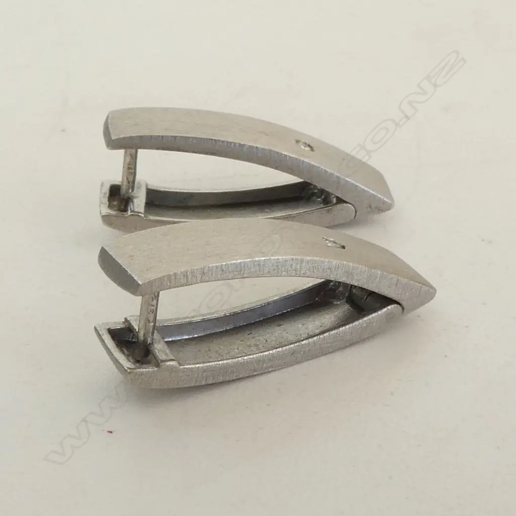 PR MODERN 9CT diamond set WHITE GOLD EARRINGS 4.1GMS Image 1++