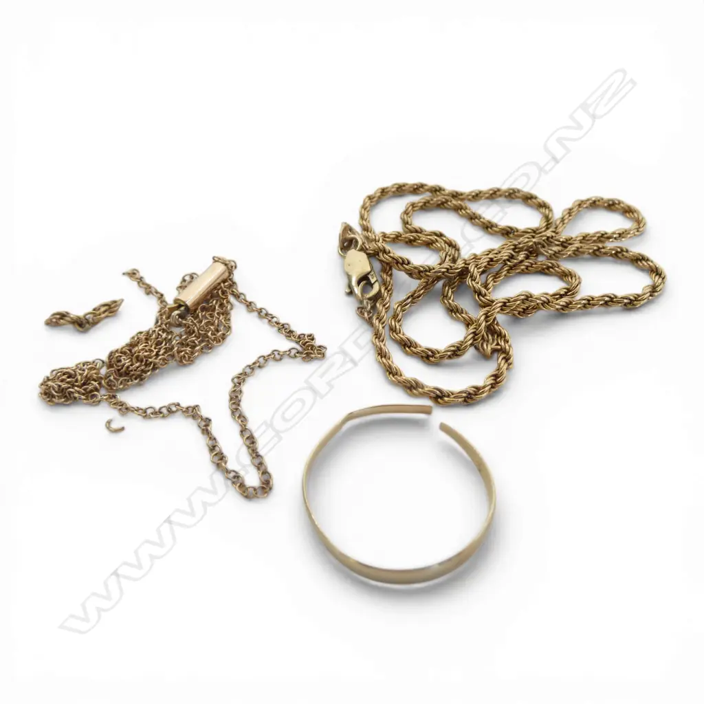 2 9ct SCRAP CHAINS, 7.10gm & SCRAP 18ct RING, 0.76gm Image 1++