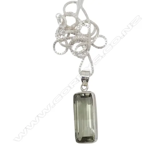 SILVER GREEN AMETHYST PENDANT on SILVER CHAIN, L.440mm