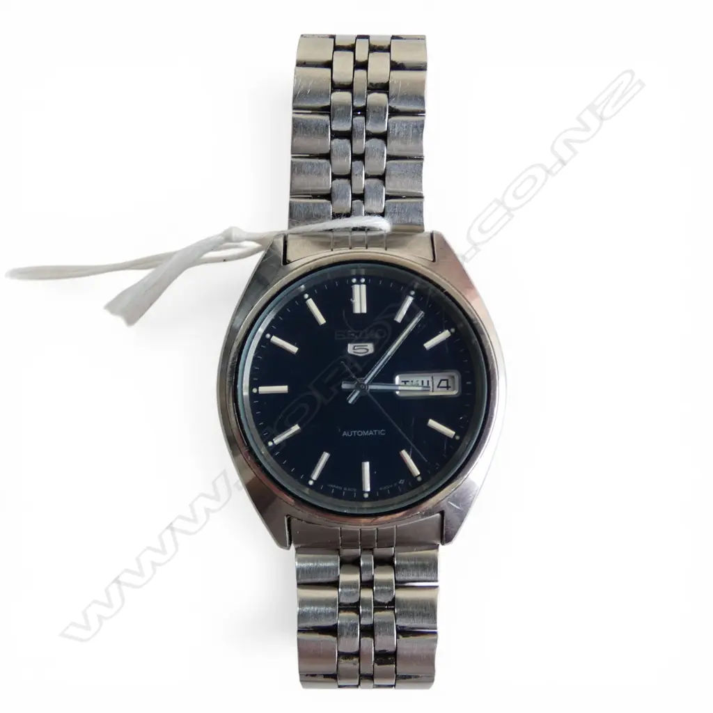 SEIKO 5 GENT'S BRACELET WATCH dark blue dial stainless case. Running Image 1++