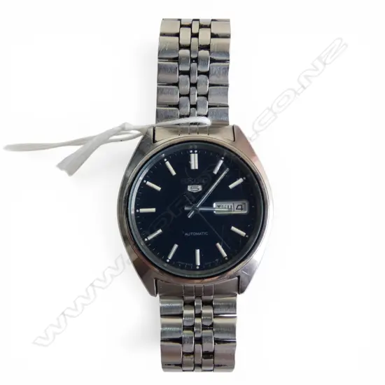 SEIKO 5 GENT'S BRACELET WATCH dark blue dial stainless case. Running