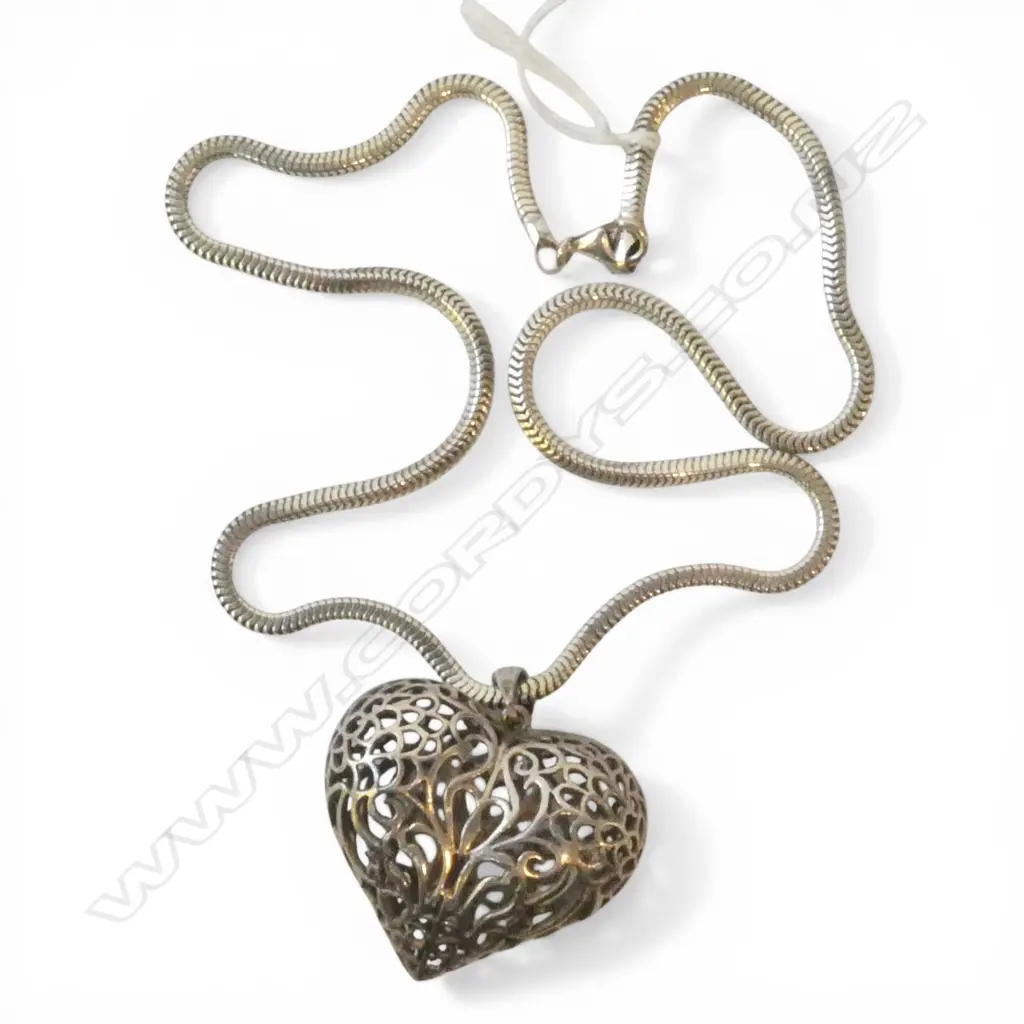 STG SILVER HEART PENDANT ON STG SILVER CHAIN 29gms Image 1++