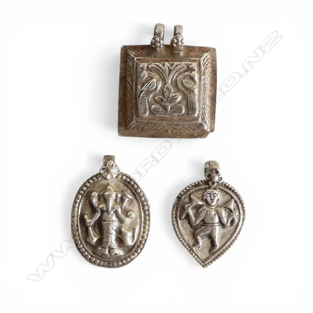 3 VINTAGE INDIAN SILVER PENDANTS Image 1++
