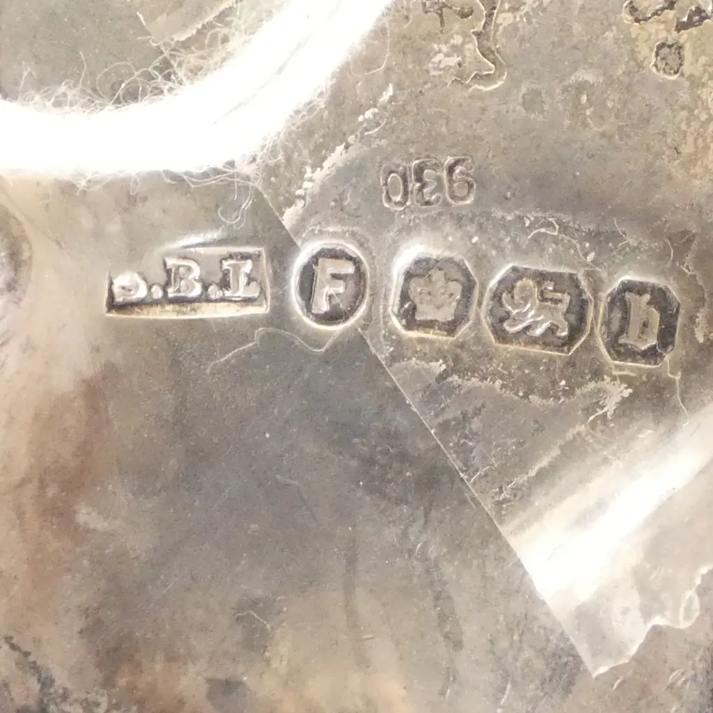 STG SILVER SHAMROCK FORM EMBOSSED STG SILVER BOX, SHEFFIELD 1894, W.45mm, 42gms Image 1++