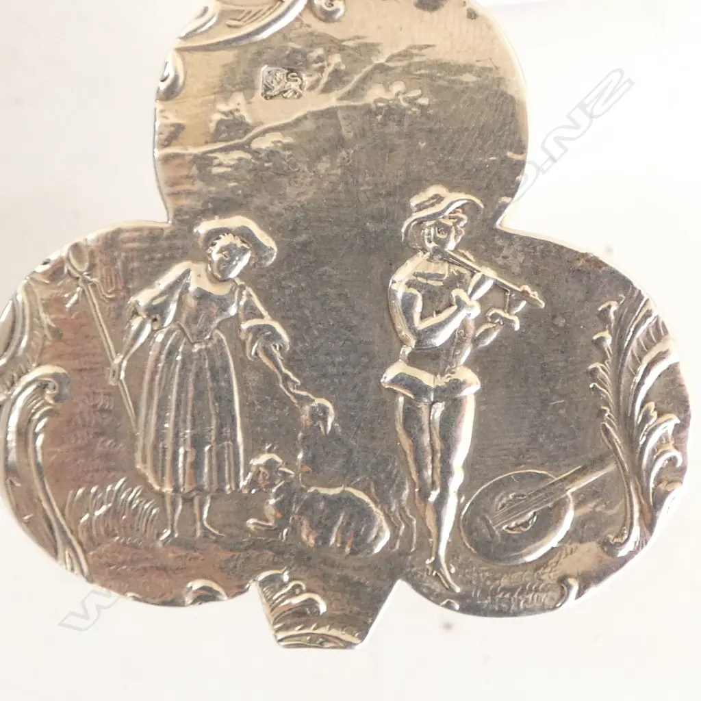 STG SILVER SHAMROCK FORM EMBOSSED STG SILVER BOX, SHEFFIELD 1894, W.45mm, 42gms Image 1++