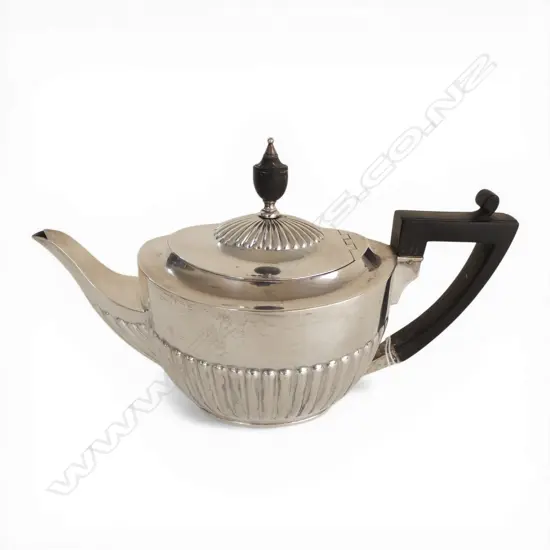 ANTIQUE STG SILVER TEAPOT, LONDON 1901, 495gms