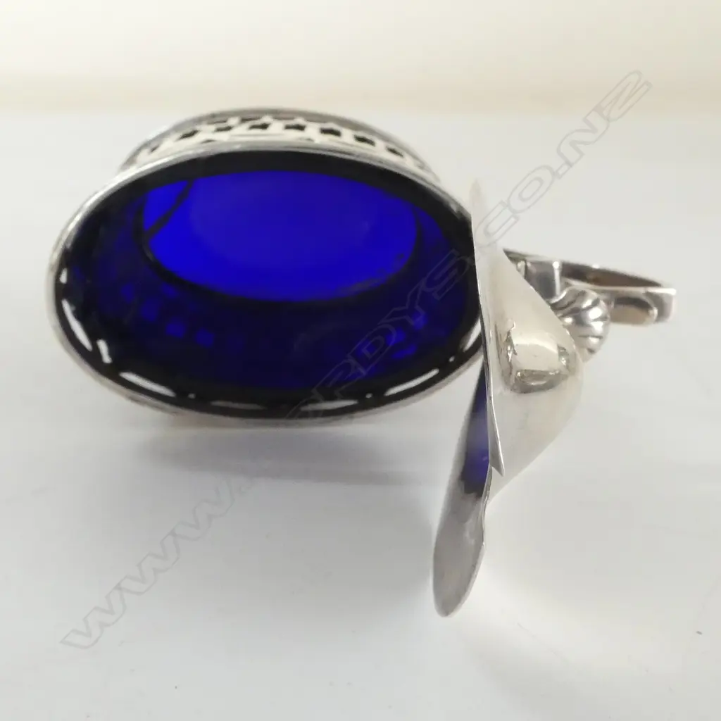 Birmingham 1902 SILVER MUSTARD POT w blue glass liner damaged. Silver weight 25gms Image 1++