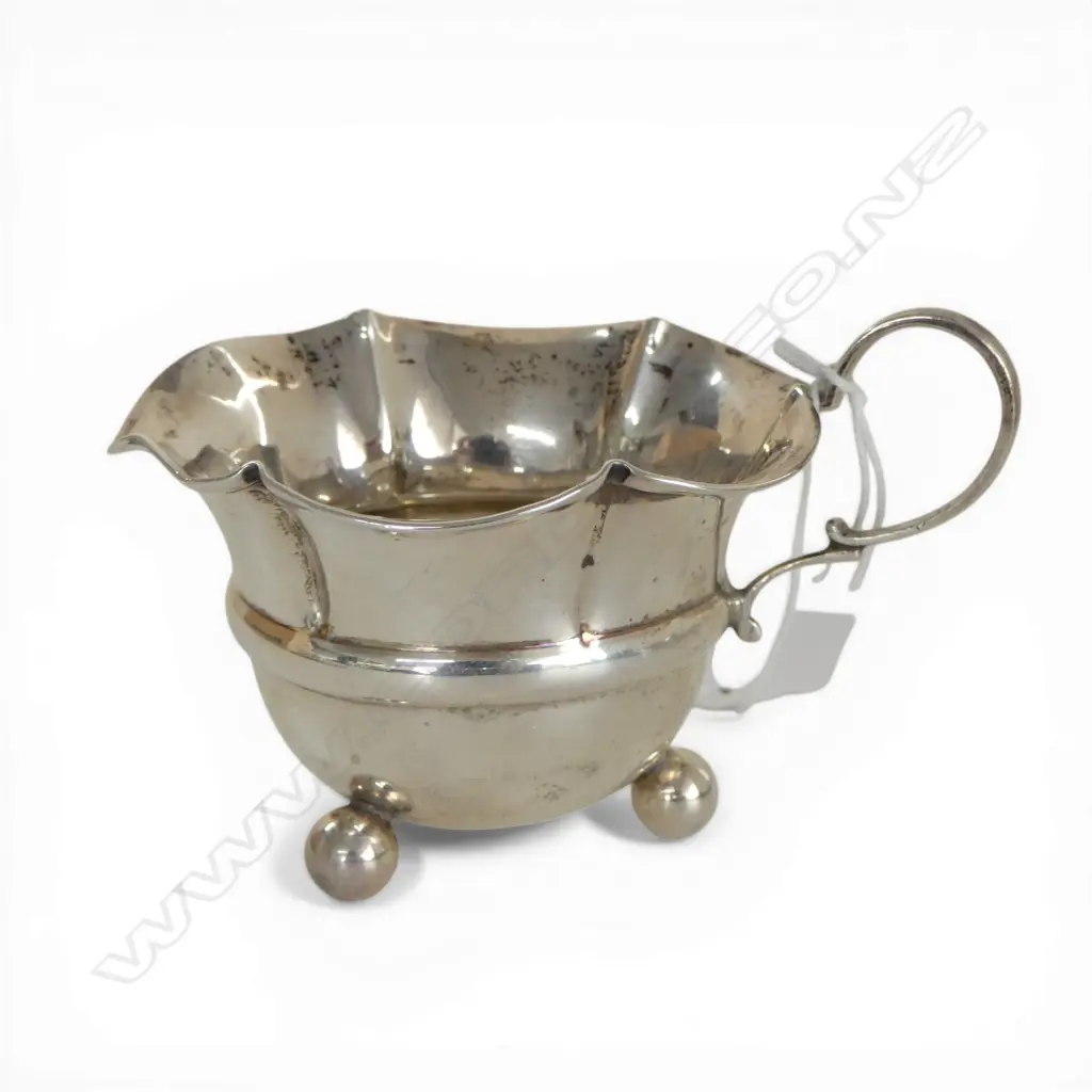 Birmingham 1911 silver scalloped cream jug 39gms Image 1++