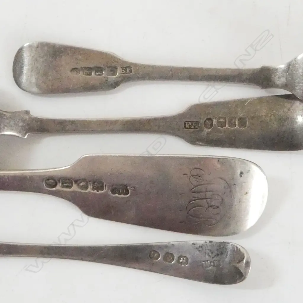 SELECTION SILVER CUTLERY: forks + spoons + butter knife. 185gms Image 1++