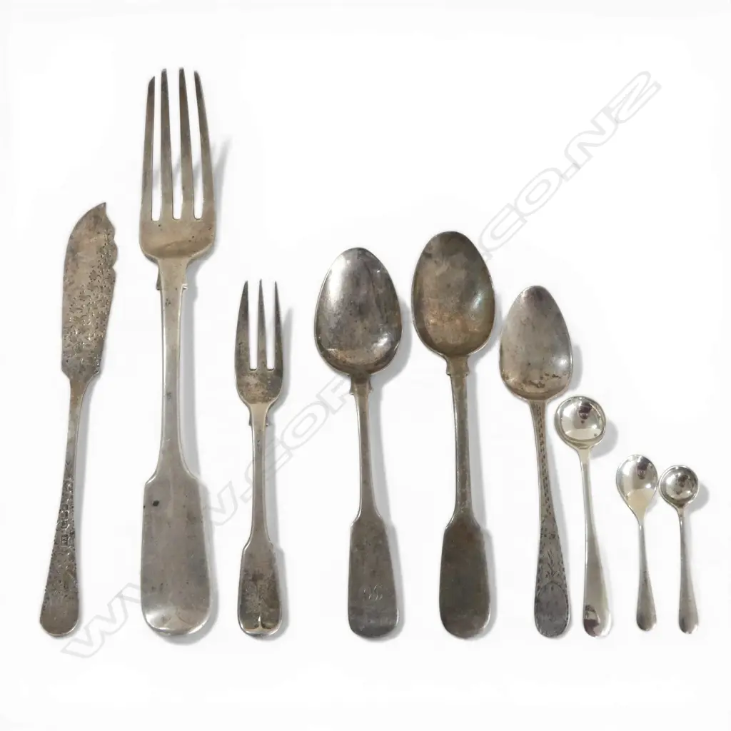 SELECTION SILVER CUTLERY: forks + spoons + butter knife. 185gms Image 1++