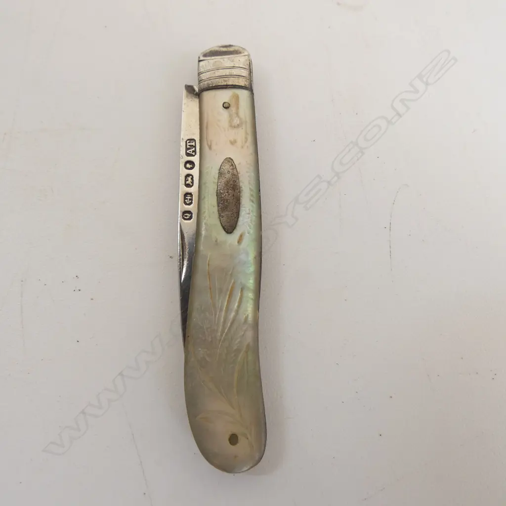 STG SILVER STAMP BOX, CHESTER 1914, 4gms + STG SILVER & MOP FRUIT KNIFE, BIMRINGHAM 1865 Image 1++