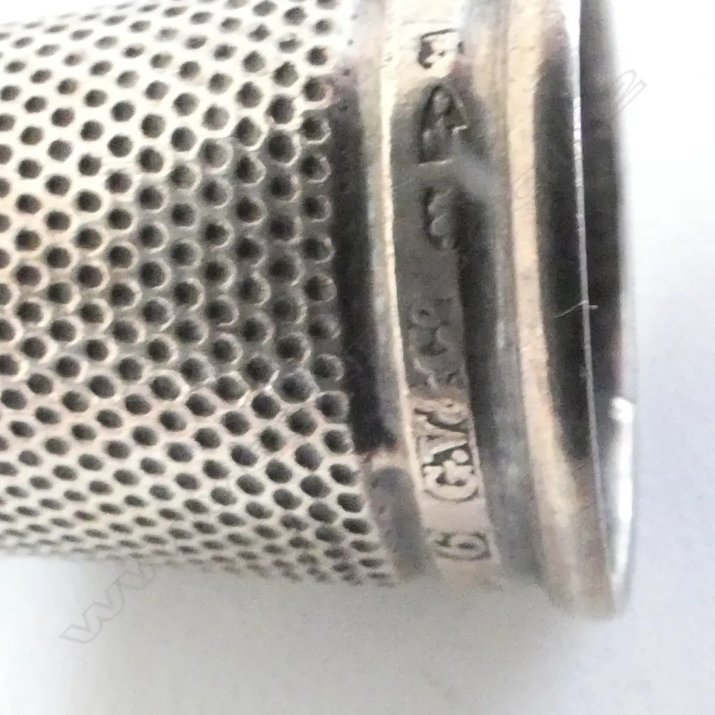 EDWARDIAN SILVER VESTA CASE + SILVER THIMBLE 16gms Image 1++