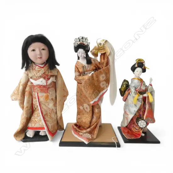 3 JAPANESE DOLLS WITH STANDS H.380mm