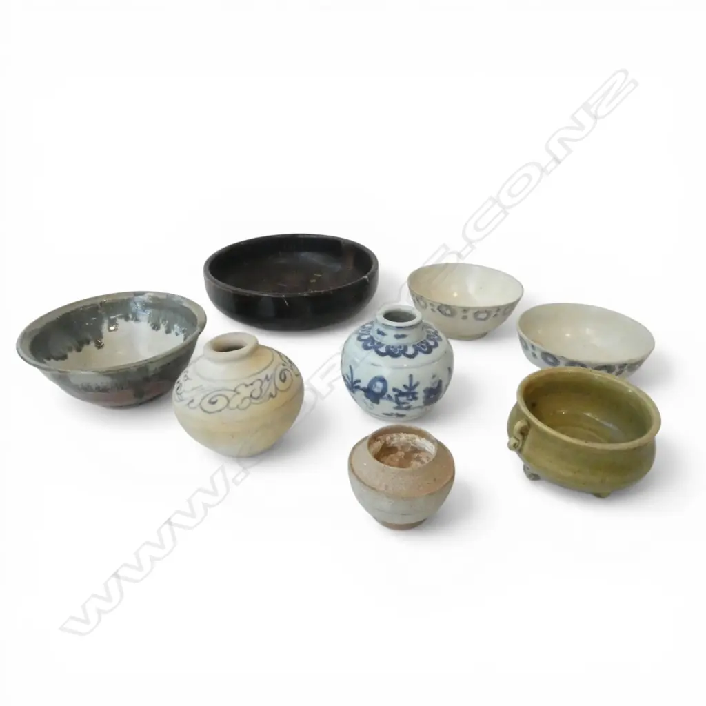 8 PCES OF ASST. ORIENTAL CERAMICS  Image 1++