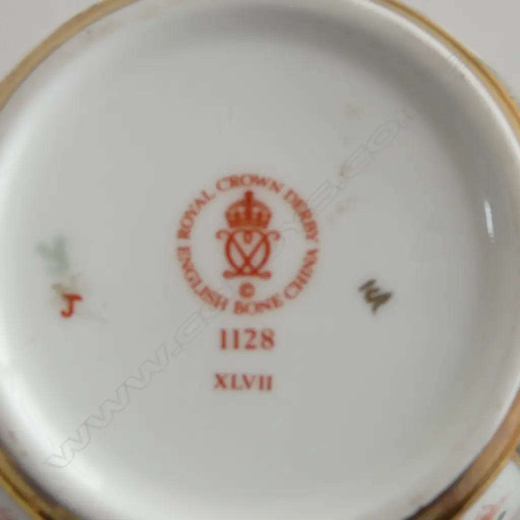 2 SML VASES; ROYAL DOULTON FLAMBE, H.120mm & ROYAL DERBY IMARI, H.110mm Image 1++