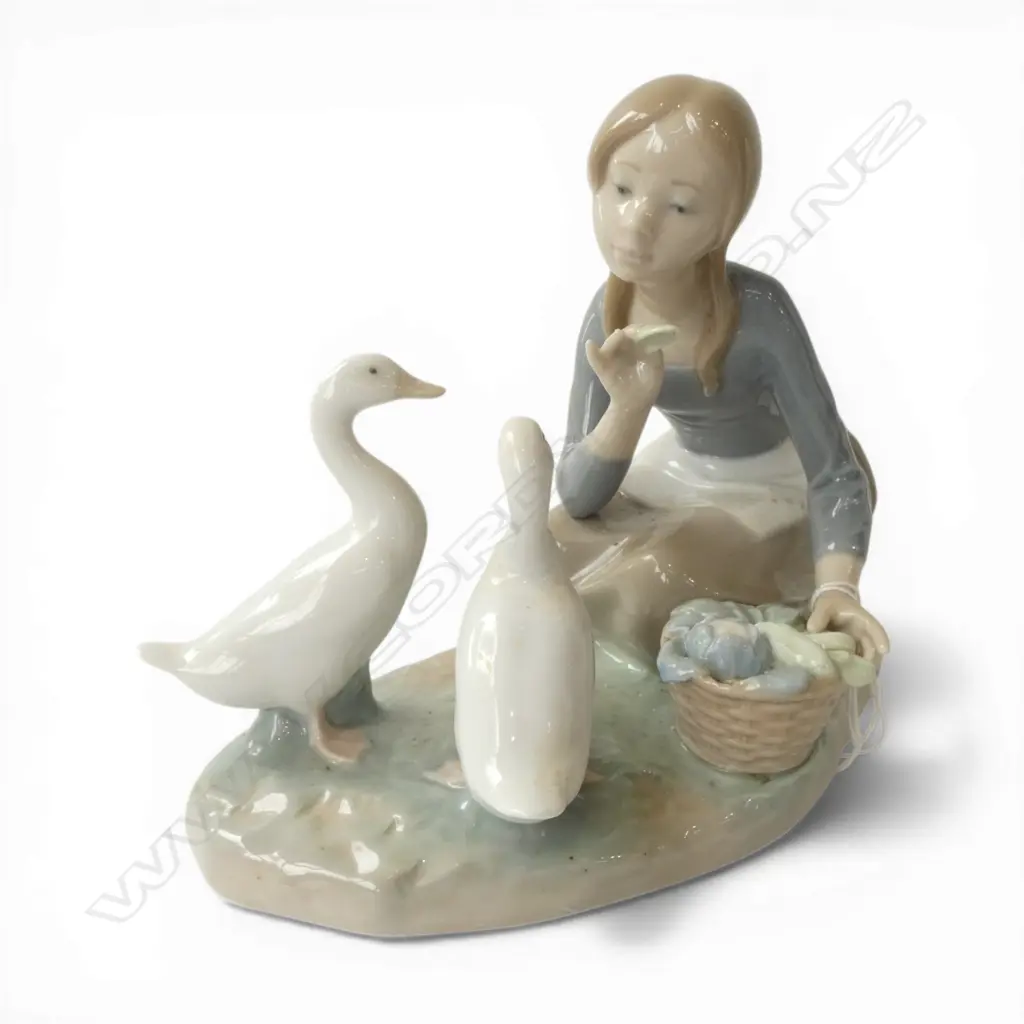 LLADRO FIGURINE - FOOD FOR DUCKS W.235mm Image 1++