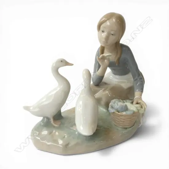 LLADRO FIGURINE - FOOD FOR DUCKS W.235mm