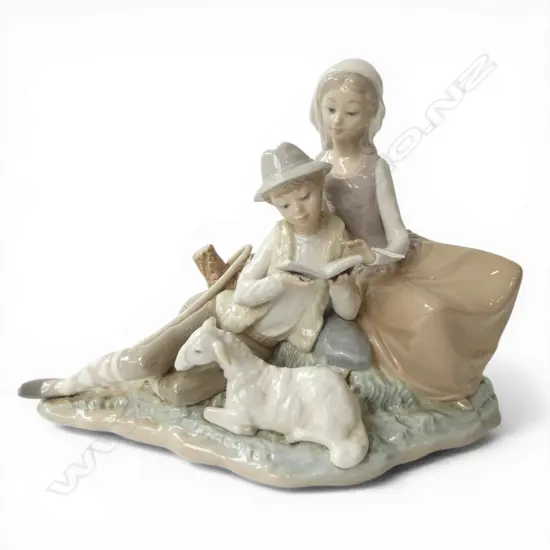 LLADRO FIGURE GROUP - SHEPHERD & YOUNG LADY W.310mm