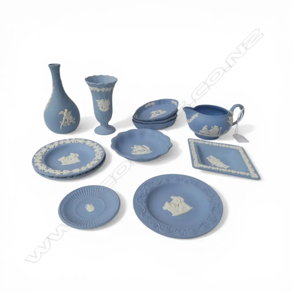 12 ASSORTED WEDGWOOD JASPERWARE PIECES H.130mm Image 1++